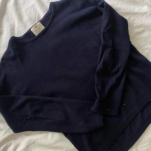 så skön mörkblå långärmad tröja från zara, stl 146/152 men passar xs/s, jätte fint skick!