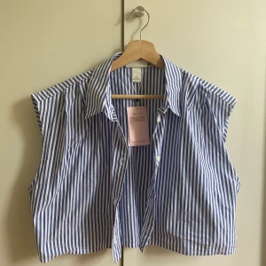 Kortärmad skjorta - Aldrig använd, lapparna kvar. Från Monki