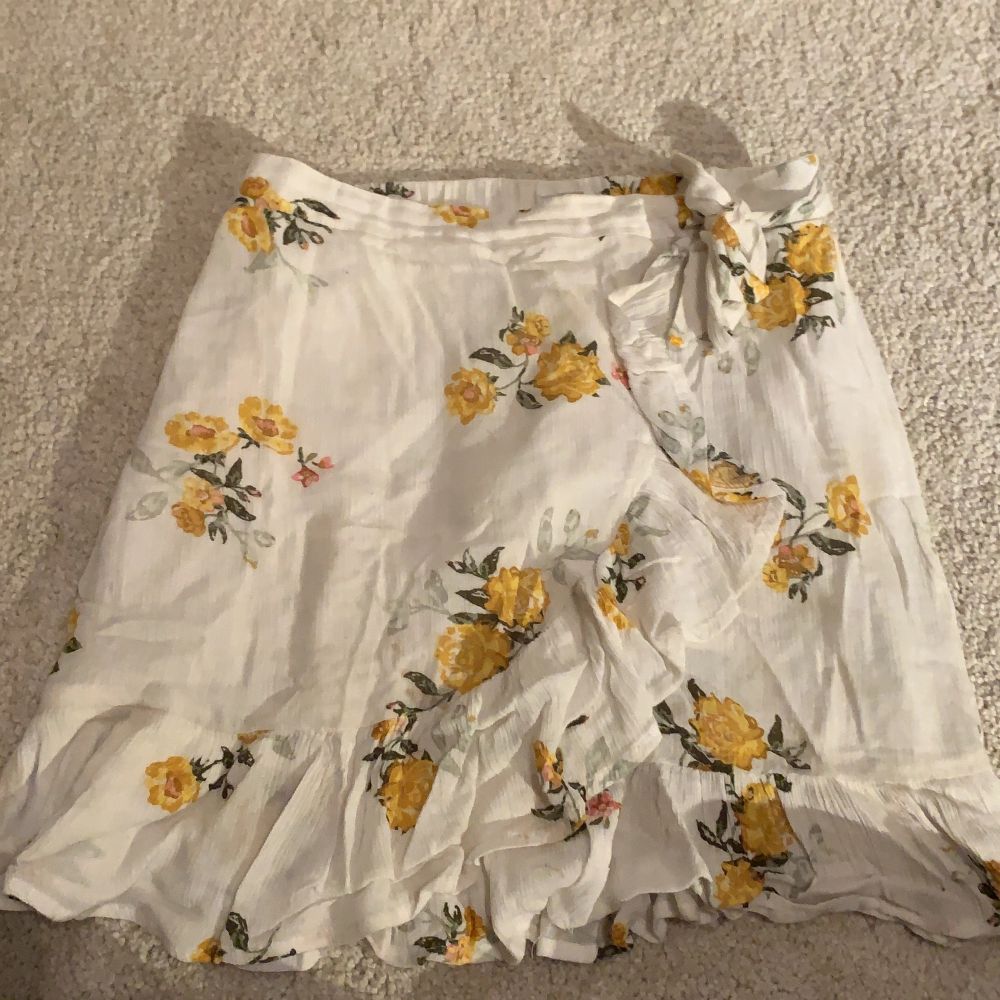 En blommig kjol från Lindex säljer den för att den är för liten. . Kjolar.