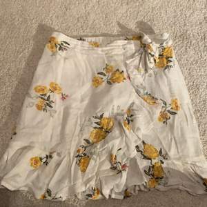 En blommig kjol från Lindex säljer den för att den är för liten. 