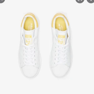 Adidas stan smith skor - Gula stan smith i mycket bra skick. Skriv för egna bilder🌷