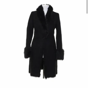 Svart kappa - Svart kappa med fejkpäls! Jättefin men är för liten för mig! Säljer för 130+ frakt💕 Storlek M men skulle säga att den är XS/S