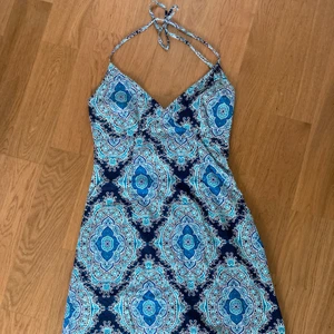 2000s halterneck klänning - Finaste halterneck-klänningen i storlek 36 med dragkedja i sidan och stretchparti i ryggen. Har en liten missfärgning (bild 3) men ingenting som jag tycker syns på. 