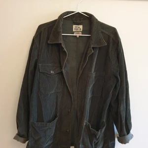 Mossgrön Manchesterjacka - Mörkgrön jacka perfekt för vår/höst och kyliga sommardagar. Jackan är köpt från herravdelningen och är oversized för mig (strl 38). Den har plats för tjocka kläder under, därmed har den även använts under vintertid. Jackan ser lite mer mossgrön ut i verkligheten. Jackan har långa ärmar och lång kropp, perfekt för både stora och små kroppstyper. Den är i väldigt bra skick.