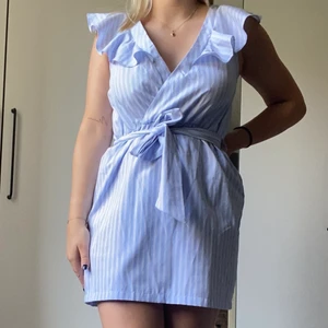 Somrig klänning - En söt blå klänning som är djup i ryggen💙👀