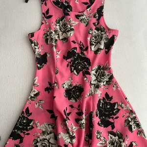 Klänning - Jätte flowig och fin klänning som är tajtare upptill men lös nedan, köpt på zara för något år sen 