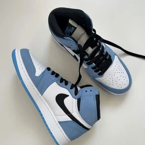 Jordans blå - Ett par blå Jordans inga skador eller fläckar💕 