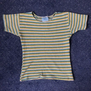 retro randig tröja! - gullig retro randig babytee från fadedblues! har aldrig använts av mig personligen men den är secondhand och materialet och looken verkar vara vintage, liknar mycket av unifs äldre modeller!