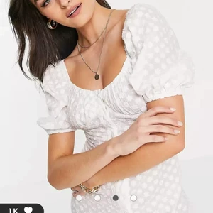 Vit långklänning från Asos - Helt använd klänning köpt från asos. Perfekt till både studenten och sommaren, superfin passform✨✨ nypris 500:-