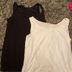 2 par linnen strl xs o S svart o vit - Jag säljer dessa 2 basic linnena tillsammans. Svarta från New yorker (XS) o vita från H&m (S). Båda passar M också. Inga slitage. 