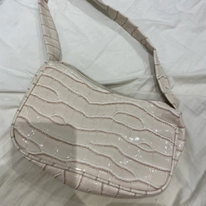 Super snyggt väska  - Använde den ba 3 gånger är super fint p använda den , passar allt 