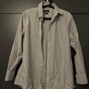 Skjorta  - Storlek M 