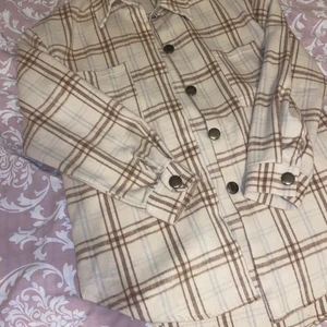 Rutig skjorta - En fin randig skjorta köpt från SHEIN i bra kvalitet och skick! Brun, beige, ljusblå 