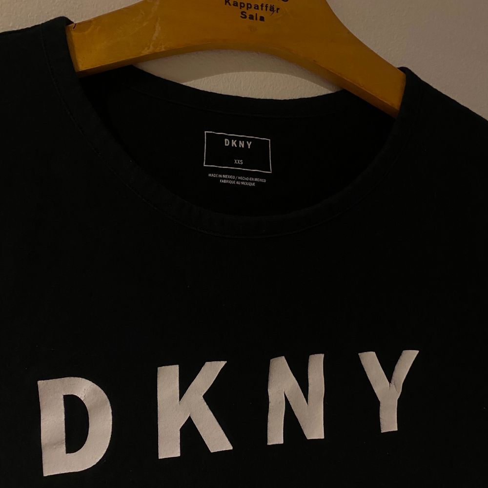 En svart t-shirt i storlek XXS (funkar även som XS) som köptes i en av DKNY’s butiker för några år sedan. Tröjan består av 100% bomull och är väldigt fin i kvaliten. Tecken på användning finns dock (se bild 2 & 3) då det finns lite sprickor i texten - därav priset. Skriv gärna för fler bilder <3. T-shirts.