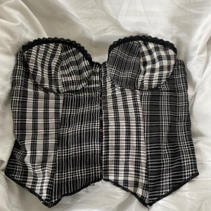 Korsett liknande topp😍💓 - En jättefin korsett liknande topp som tyvärr inte kommer till användning😍😩🤩står ingen storlek men skulle gissa på S