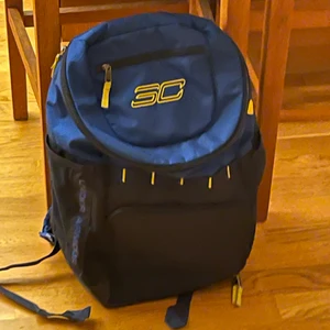 Basket ryggsäck SC30  - En basketryggsäck med bollfack samt andra innerfack och fack för vattenflaskor. Denna ryggsäck använde jag under den tid jag körde basket då den rymde både boll skor och kläder. Ryggan är i mycket fint skick utan några skador.