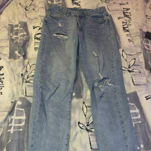 Ett par nya jeans aldrig använda har bara legat i garderoben. De är i storlek M. Hör av för mer bilder elr information. 