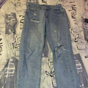 Jeans  - Ett par nya jeans aldrig använda har bara legat i garderoben. De är i storlek M. Hör av för mer bilder elr information. 