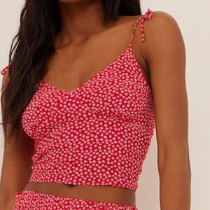 Blommig topp - Jättefint blommigt linne från NA-KD. Helt nytt💕Säljer pga köpte i fel storlek.