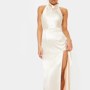 Långklänning champagne satin - Säljer denna såå fina balklänningen i satin och champagne-färg❤️Aldrig använd, men lappar kvar!!