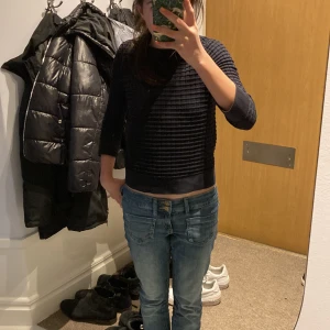 Tröja - Tröja från cos i bra skick med superfint mönster😇den är mörkblå och inte svart