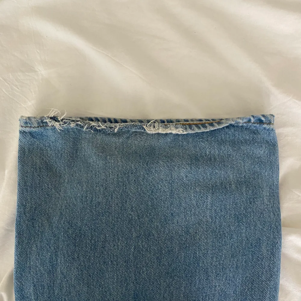 Fina baggy Yunkyard jeans som är välanvända och slitna längst ner därav kan priset diskuteras så skriv i chatten!!!💓. Jeans & Byxor.