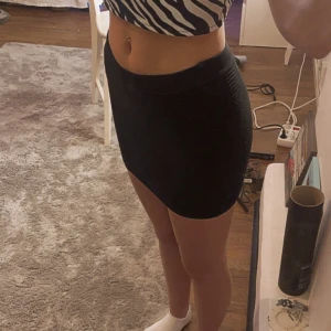 Kjol - Fin lite tjockare typ ribbad kjol