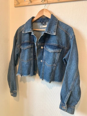 Jeansjacka i storlek s  - Snygg jeansjacka i storlek S  Endast testad en gång   