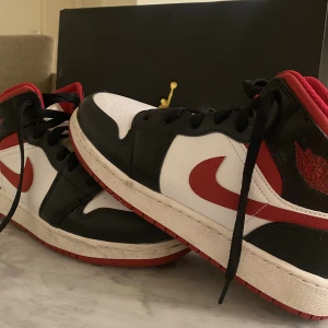 Air Jordan 1 Mid, Gymred - Köpta för ett halvår sen och endast använt de max 5 ggr. Har använt crease skydd varje gång jag använt de. Inköpspris 2800kr. Är liten i storleken så kan passa dig som har 38/39 vanligtvis❣️