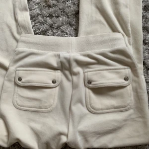 Juicy byxor - I färgen Sugar Swizzle. I nyskick med tillhörande prislapp och kvitto. Strl xxs. 