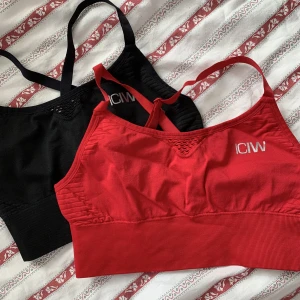 Sport-bh:ar från ICIW - Två riktigt snygga sport-bh:ar från ICIW i storlek S. Tyvärr lite små på mig, endast använda ca 2 ggr så i superbra skick och självklart noggrant tvättade efter användning. Köp ena för 100 eller båda för 150. 