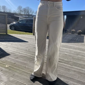 Byxa beige - Beiga jeans från Weekday, high Waits i storlek w24 l32. Köpta för 600 kr och använt fåtal gånger.