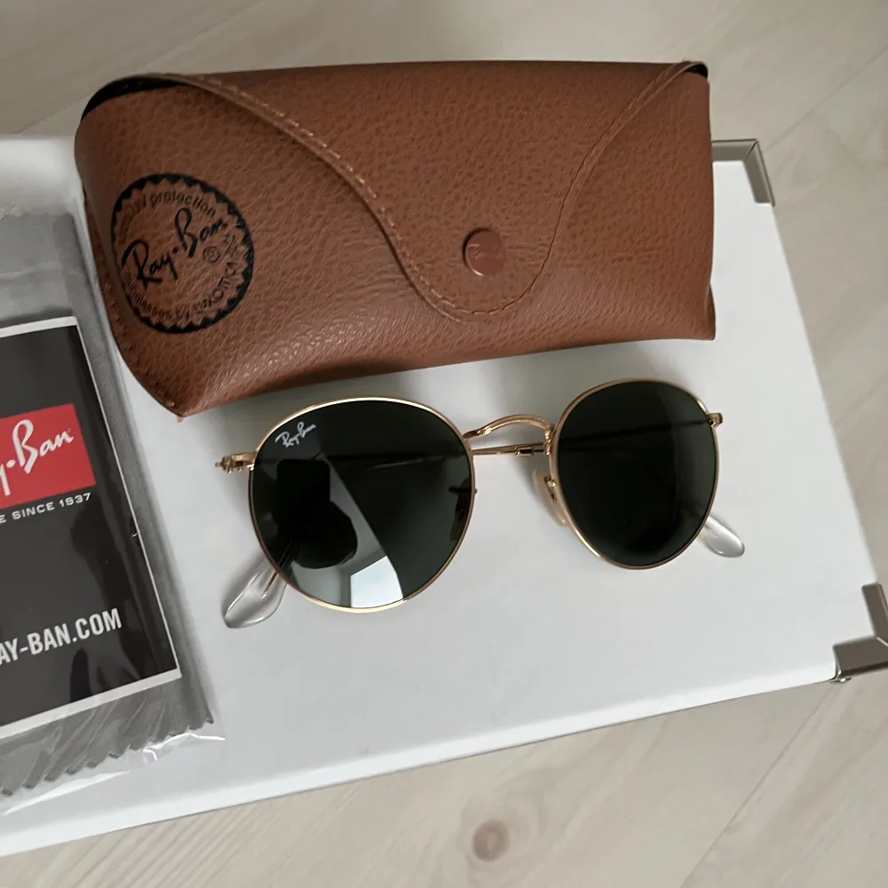 Ray-ban solglasögon round metal helt nya aldrig använda, kommer med fodral och rengöringsduk. Nypris 2250:- säljer för 999:-. Accessoarer.