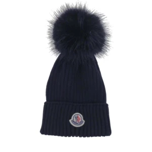 Moncler Mössa - Jättefin moncler mössa i nytt skick, fick i födelsedagspresent men kommer ej till användning. Boxen finns kvar och allt.