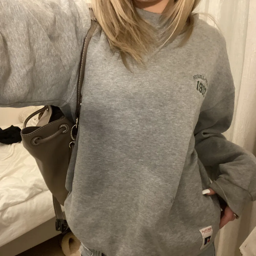 Jättesnygg grå sweatshirt som går att styla med allt! Strl L men sitter inte överdrivet större än M, perfekt passform💓knappt använd, så säljer endast pga av att jag redan har liknande. Hoodies.