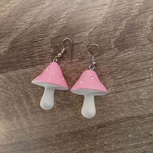 Örhängen med svampar!  - Säljer ett par fina örhängen med svampar! Krokarna är nickeltestade och själva svamparna är lätta och i plast 🍄 Säljer för 20 kr + frakt på 15 kr. 