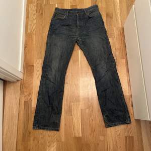 Straight leg jeans från Pour med en tok fet fade 