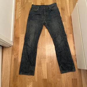 Pour jeans  - Straight leg jeans från Pour med en tok fet fade 