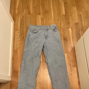 Snyggt par baggy jeans från sweet sktbs i ok skit litet hål på bak fikan och ett på fram sidan