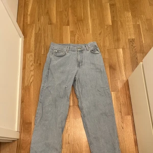 Sweet sktbs big skate jeans  - Snyggt par baggy jeans från sweet sktbs i ok skit litet hål på bak fikan och ett på fram sidan