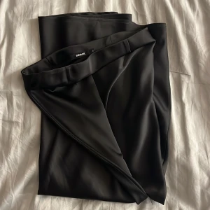 Satin kjol  - Svart satin kjol från bikbok storlek S. I mycket fint skick.🤍