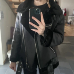 Jacka - Fin jacka nu till våren från zara och den är helt oanvänd. Vid snabb affär kan pris diskuteras