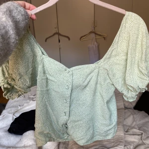 Topp  - En fin sommarblus från other stories . Jättefin nu till sommaren , är ganska kort i modellen . Säljer då den inte längre passar . Nypris 590 :- . Säljer för 160 kr 💕💕