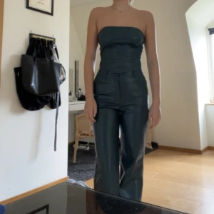 Grönt skinnset - Säljer detta snygga gröna skinnset från bik bok. Endast använd en gång. Det är både en överdel och ett par byxor. Överdelen är strl S och byxorna 36. Säljs antigen tillsammans eller vad för sig. Priset är på både delarna. 