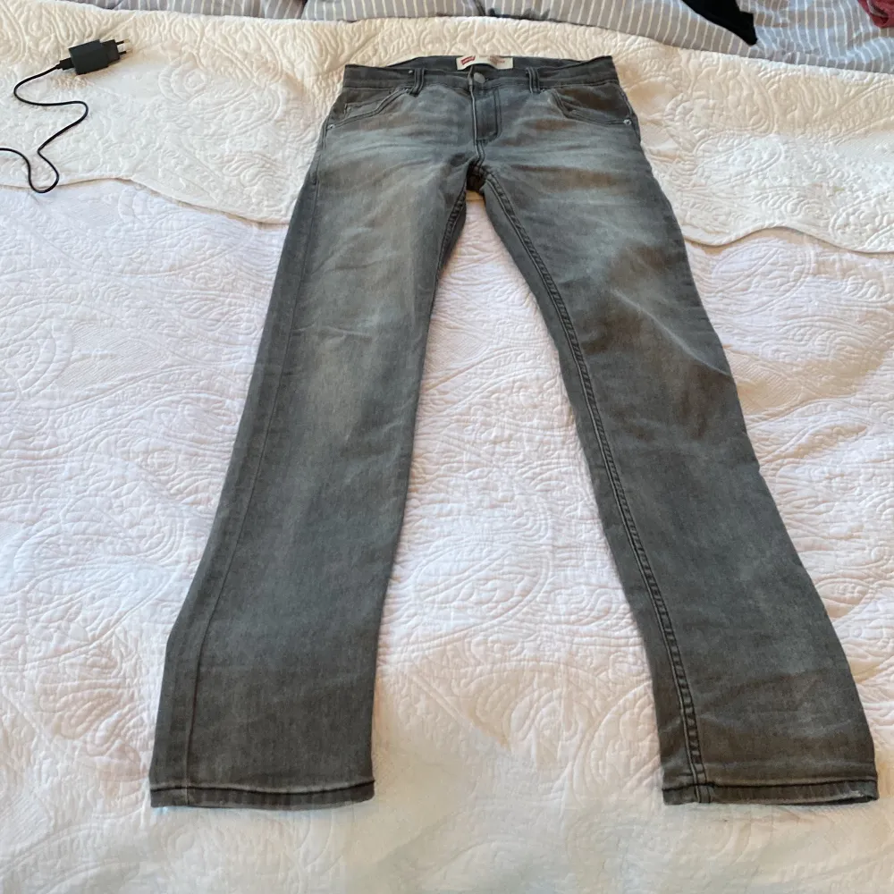 Ett par gråa jeanse, Levis 502, bara provade, aldrig använda. . Jeans & Byxor.
