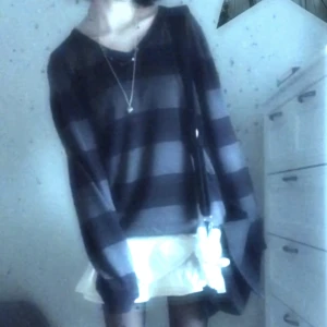 Randig sweater - Randig grå och svart tröja jag thriftade! Storlek Medium <3 V-ringad och väldigt söt, sitter ganska oversized ^_^ Skriv vid intresse och köparen står för frakten <3