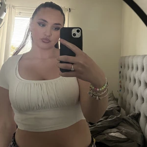 vit topp  - Säljer en vit topp som nu inte kommer till användning längre. Den är i jättefint skick förutom att det finns en fläck i mitten men det är något som knappt syns💕 (skickar fler bilder vid intresse.❤️) pris kan diskutera. 