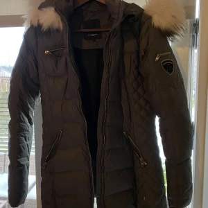 Rock and blue jacka  - Nypris 3500-400 säljer för 1000 men pris går att diskuteras. Jackan har ett litet hål i sig. Men säljer den då den blivit för liten för mig själv