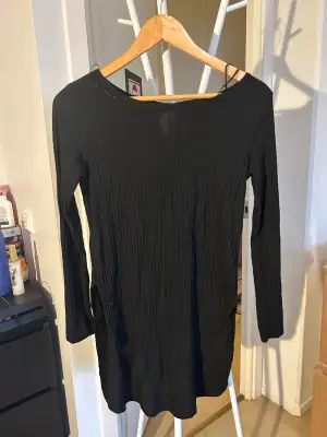 Lång svart tröja i storlek 38 för 30kr