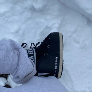 Moon boot  - Låga moon boots, strl 36-38. Använda men som gott som nya. Enda märkbara ”defekt” är snörena🤍frakt tillkommer